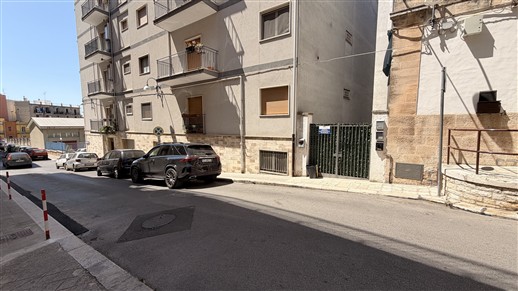 Centrale e Caratteristica Casa In Ottime Condizioni e Completamente in Pietra.